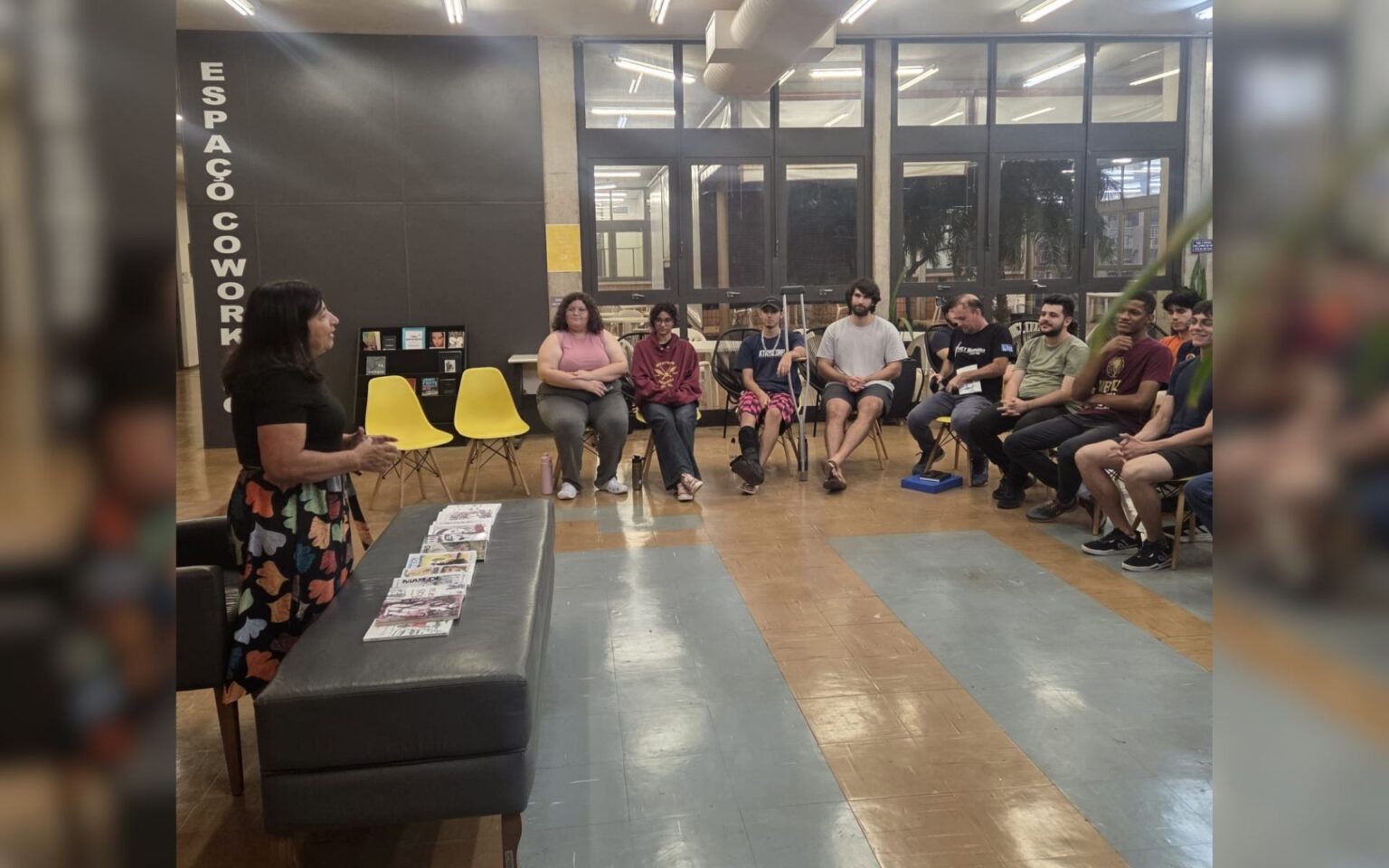 Escritora Transforma Educação com Seus 18 Livros Autorais em Projetos Voluntários