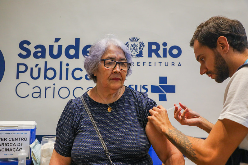 Rio de Janeiro Lança Vacinação Atualizada Contra Covid-19 para Idosos e Gestantes