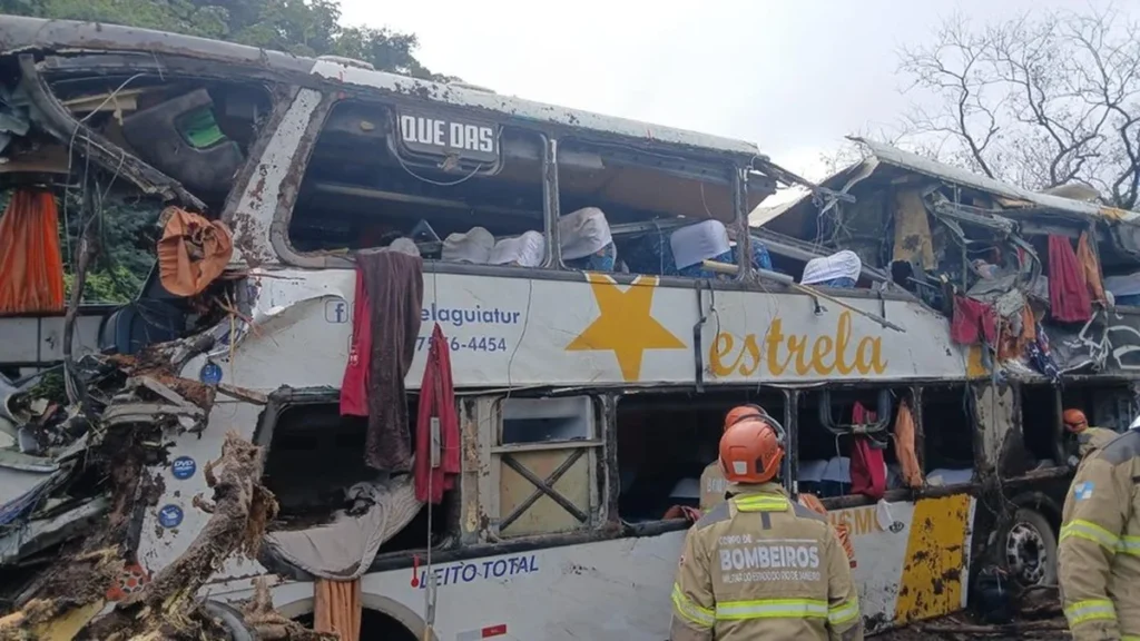 Acidente na BR-040 em Petrópolis: 10 mortos após ônibus de turismo tombar