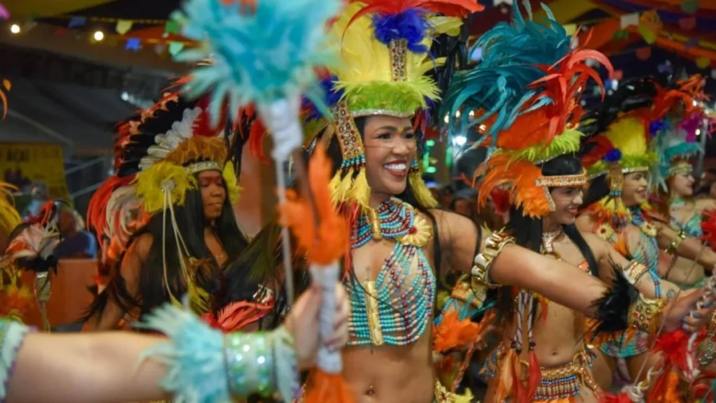 Festa Brasileira: Celebração Viva da Arte e Cultura Regional na Praça Tiradentes