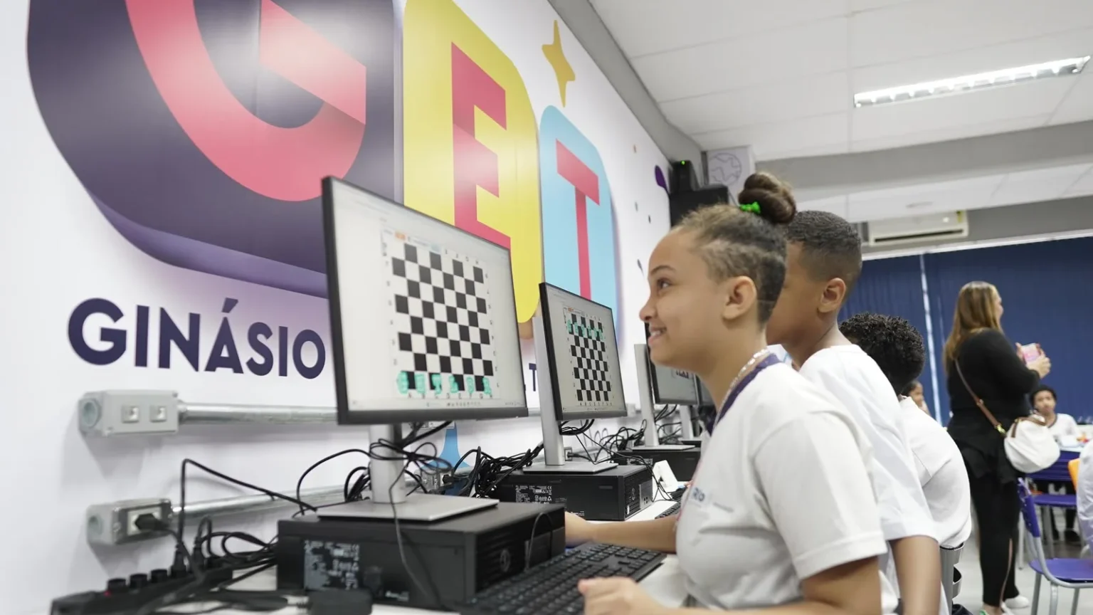 Modelo dos GETs e inteligência artificial na educação do Rio no evento da UNESCO