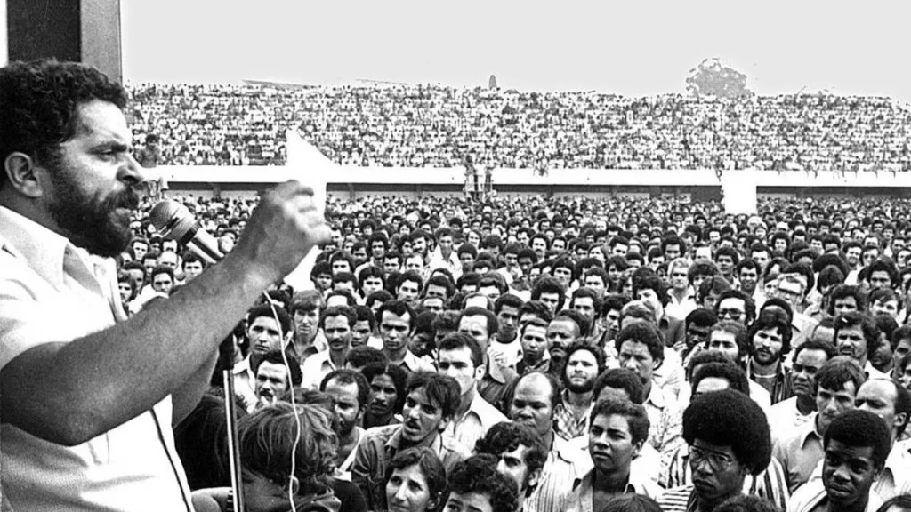 Lula retoma palanque sindical que o lançou na política em ato de campanha