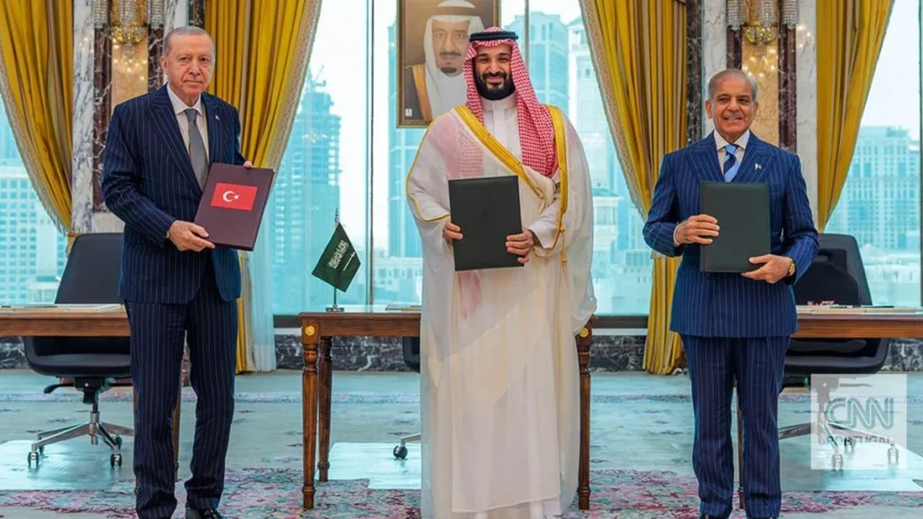 Arábia Saudita, Paquistão e Turquia firmam aliança militar inédita para fortalecer segurança no Orie