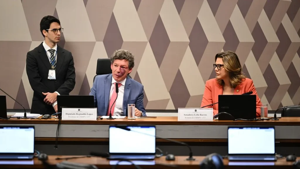 Congresso debate MP da taxa das blusinhas e TSE julga deepfake de Bolsonaro