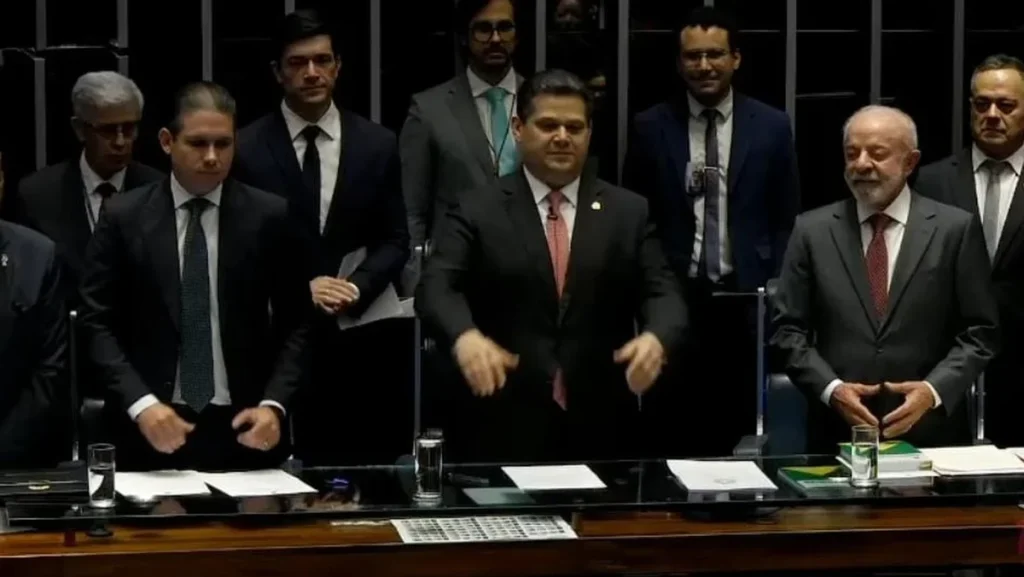 Congresso Nacional promulga fim da escala 6x1 com presença de Lula