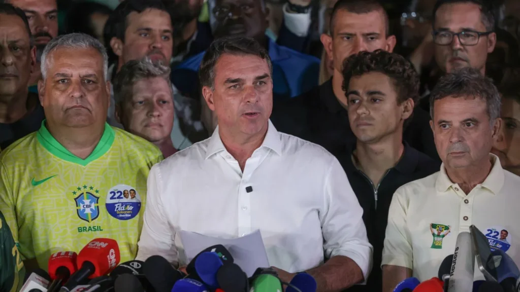 Flávio Bolsonaro questiona resultado eleitoral e se autodeclara líder político Flávio Bolsonaro questiona resultado eleitoral e se autodeclara líder político