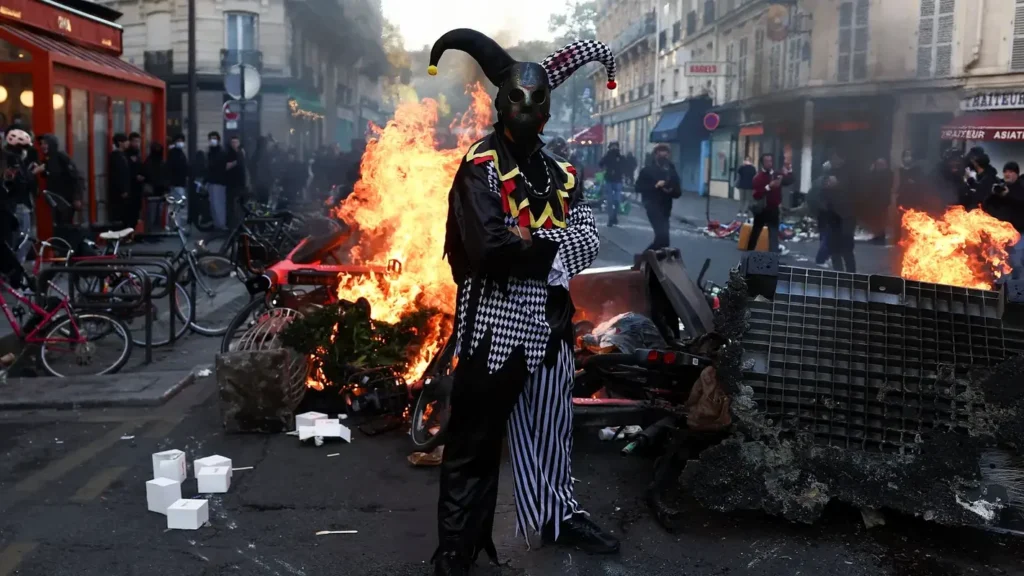 França avalia toques de recolher após onda de tumultos e saques