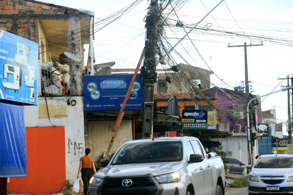 Emaranhado de Fios em Postes: Um Perigo e Desvalorização em Maceió Imagem do artigo