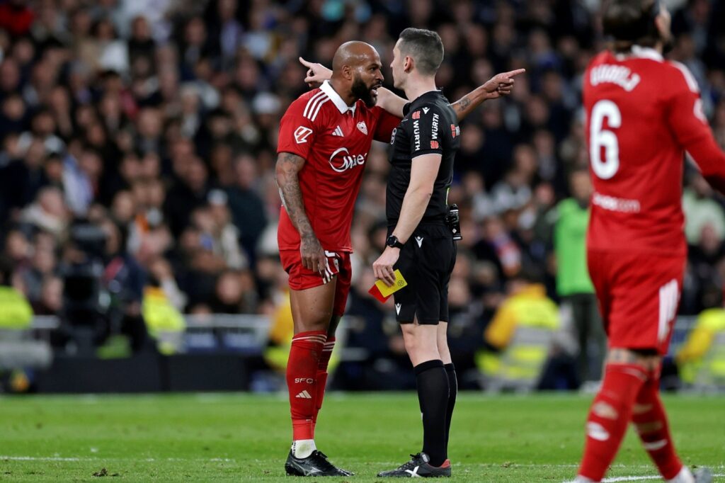 Marcão, do Sevilla, Suspenso por Seis Jogos Após Ofensas ao Árbitro Marcão, do Sevilla, Suspenso por Seis Jogos Após Ofensas ao Árbitro