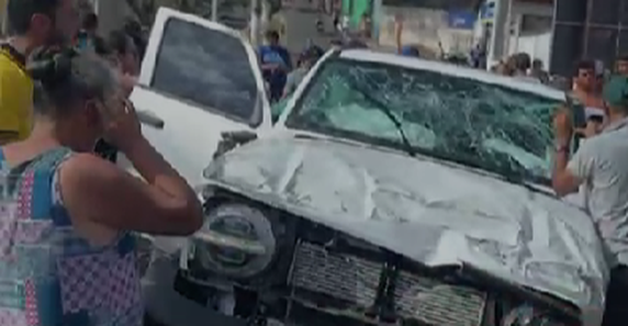 Acidente em Feira Grande: Carro capota e derruba poste, mas motorista sobrevive Acidente em Feira Grande: Carro capota e derruba poste, mas motorista sobrevive
