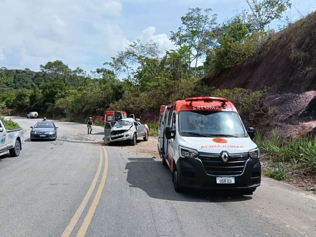 Acidente em Maceió Deixa Dois Turistas Feridos Após Capotagem e Incêndio Acidente em Maceió Deixa Dois Turistas Feridos Após Capotagem e Incêndio