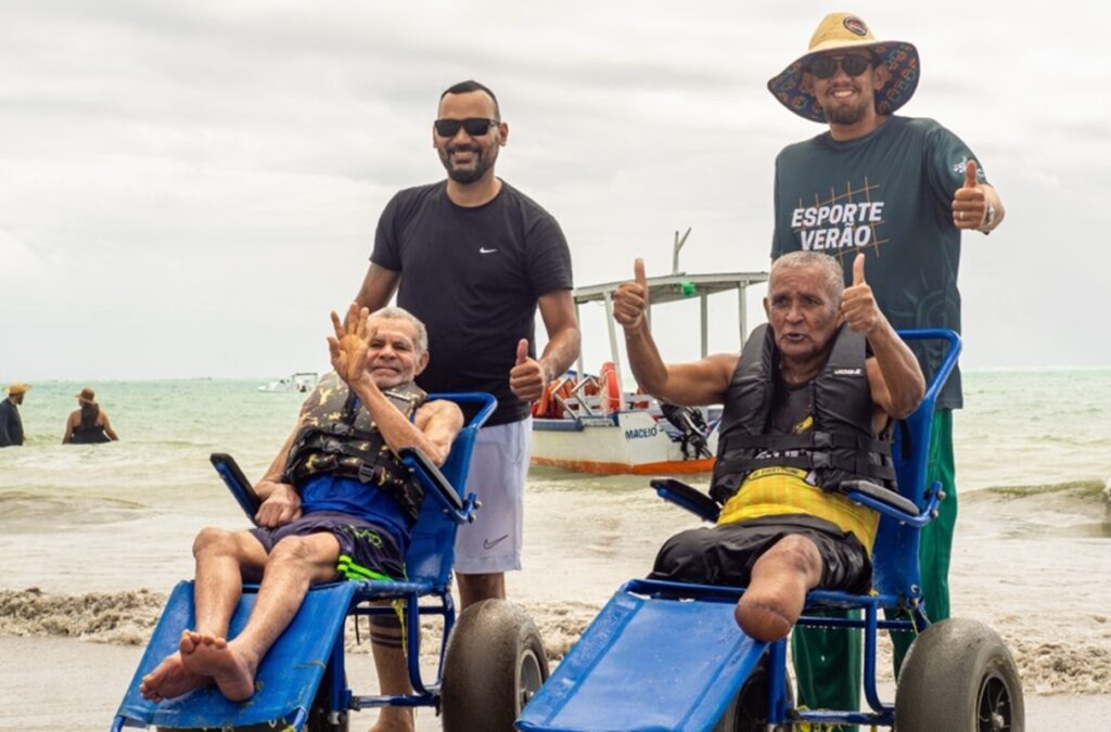 Dia de Lazer na Praia: Idosos de Maceió Celebram a Vida