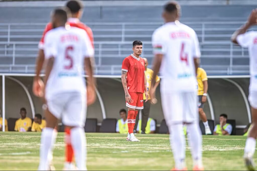 Léo Celebra Renovação e Primeiro Gol pelo CRB em Grande Estilo