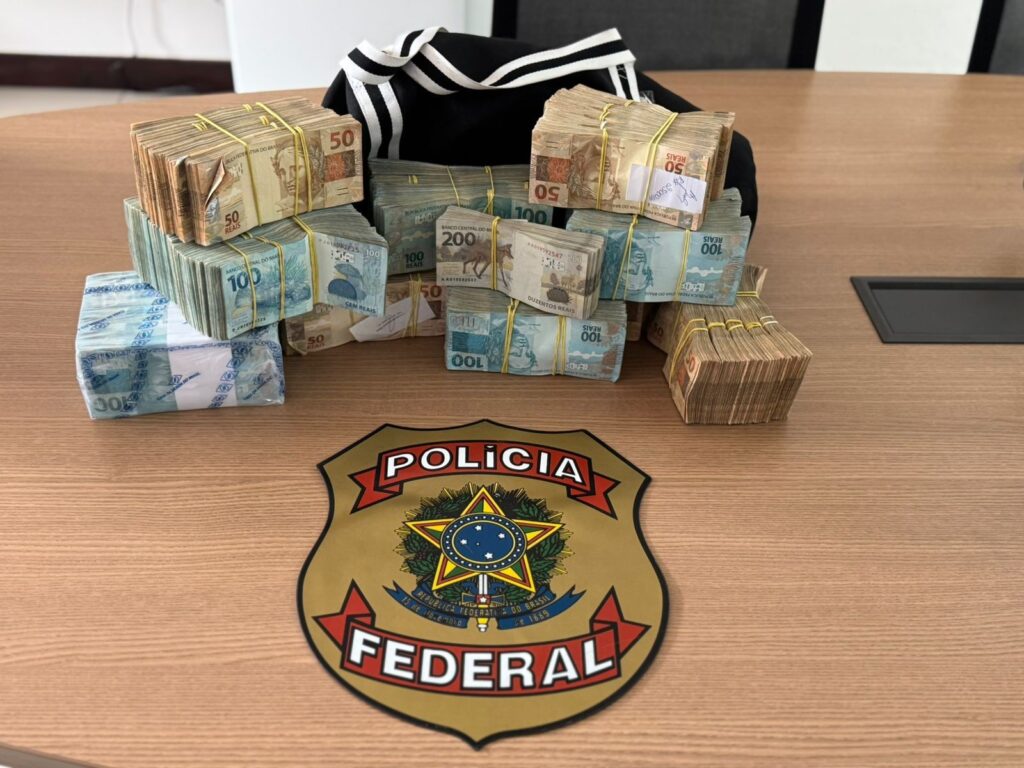 Médico é preso em Maceió com R$ 500 mil, suspeito de corrupção e lavagem de dinheiro Médico é preso em Maceió com R$ 500 mil, suspeito de corrupção e lavagem de dinheiro