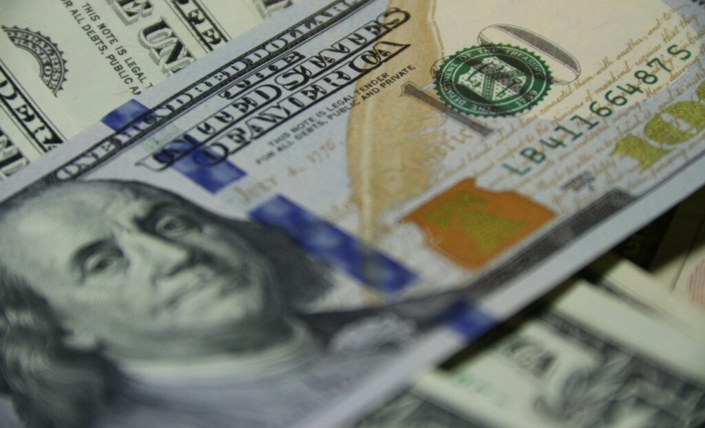 O Impacto da Política Cambial no Preço do Dólar e na Economia Brasileira O Impacto da Política Cambial no Preço do Dólar e na Economia Brasileira