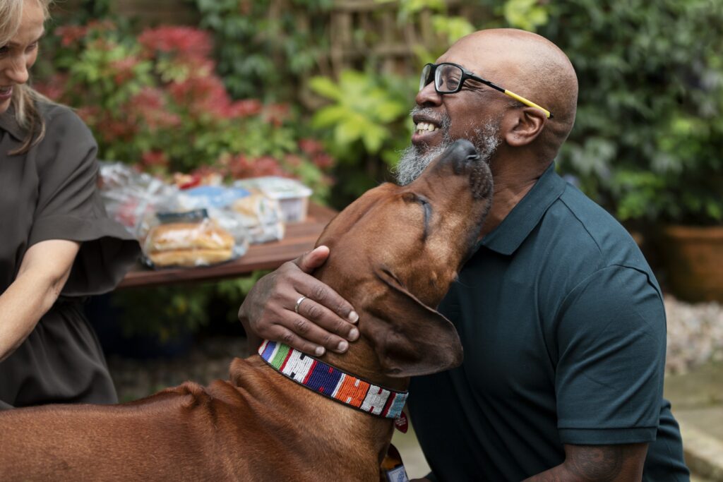 Como Animais de Estimação Promovem a Saúde Emocional dos Idosos