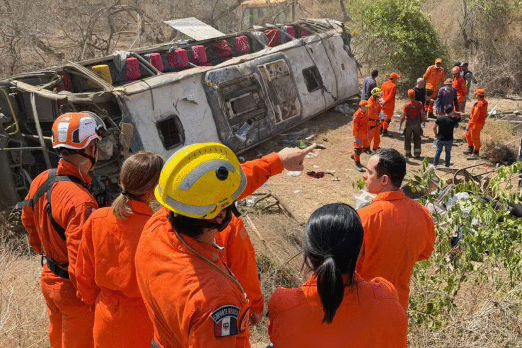 Ônibus de romeiros com 15 mortos em Alagoas operava clandestinamente Ônibus de romeiros com 15 mortos em Alagoas operava clandestinamente