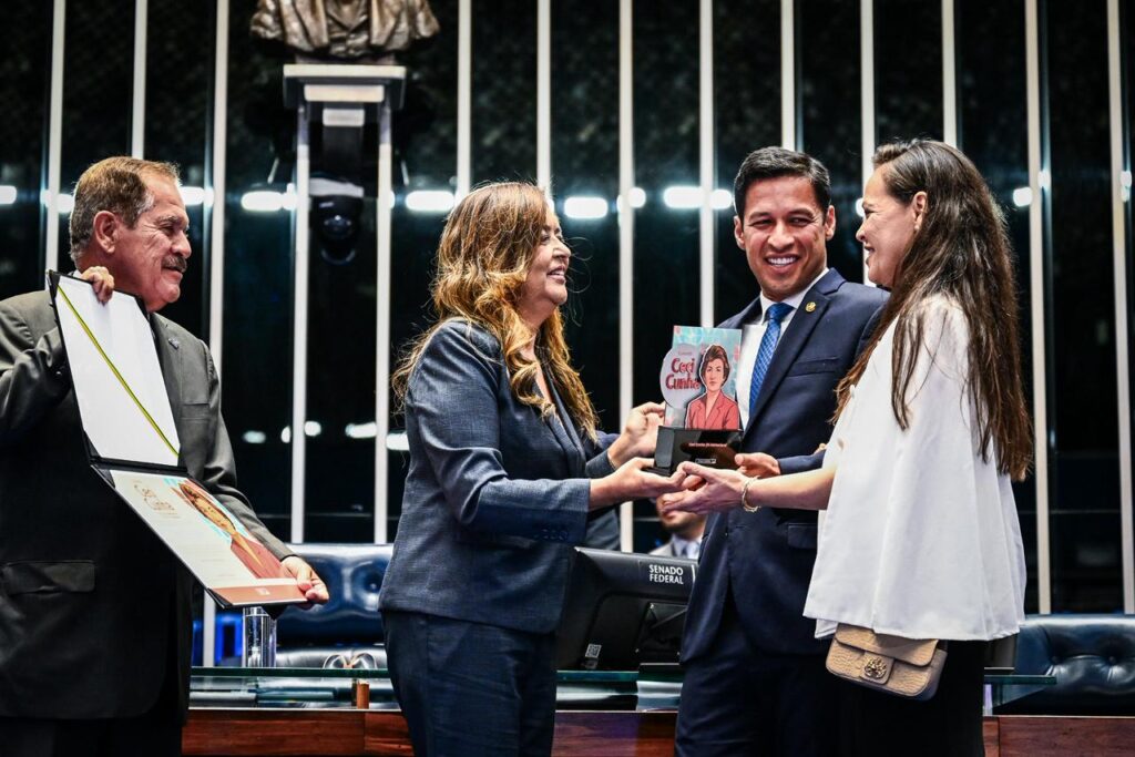Rodrigo Cunha Homenageia Mãe na Comenda Ceci Cunha e Celebra Legado Feminino na Política