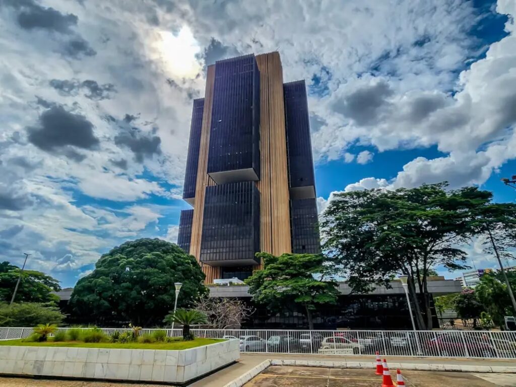 Banco Central Avalia Redução da Selic em Meio ao Conflito no Oriente Médio Banco Central Avalia Redução da Selic em Meio ao Conflito no Oriente Médio