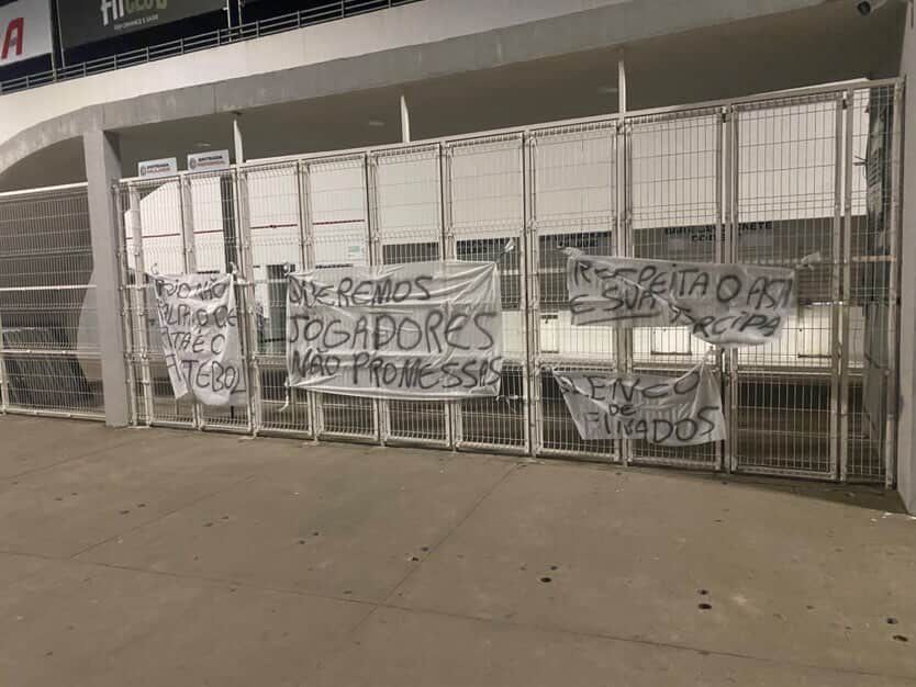 Torcida do ASA se manifesta com faixas no Fumeirão após sequência negativa Torcida do ASA se manifesta com faixas no Fumeirão após sequência negativa