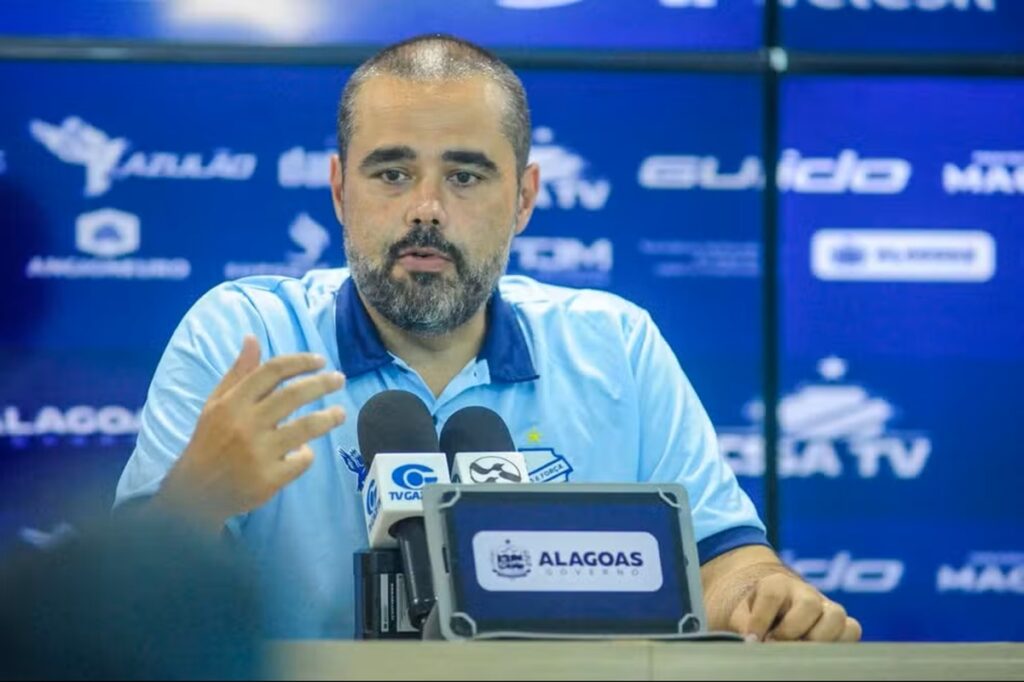 Carlos Bonatelli Detalha Negociações do CSA com Clessione: Expectativas e Desafios Carlos Bonatelli Detalha Negociações do CSA com Clessione: Expectativas e Desafios