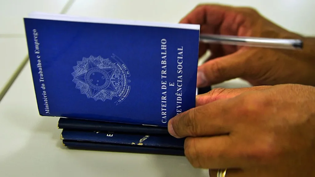 Brasil cria 58,5 mil empregos em julho, mas desaceleração preocupa mercado