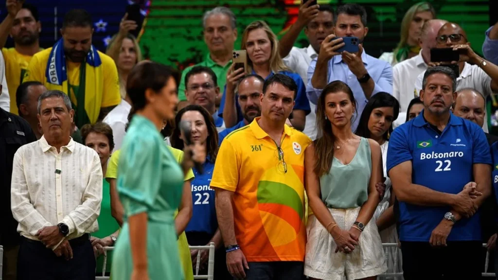 Flávio Bolsonaro chega a Alagoas para iniciar campanha no Nordeste com ausências de aliados-chave