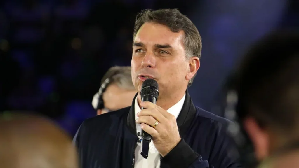 Flávio Bolsonaro inicia campanha fora do Sudeste escolhendo Alagoas para fortalecer chapa