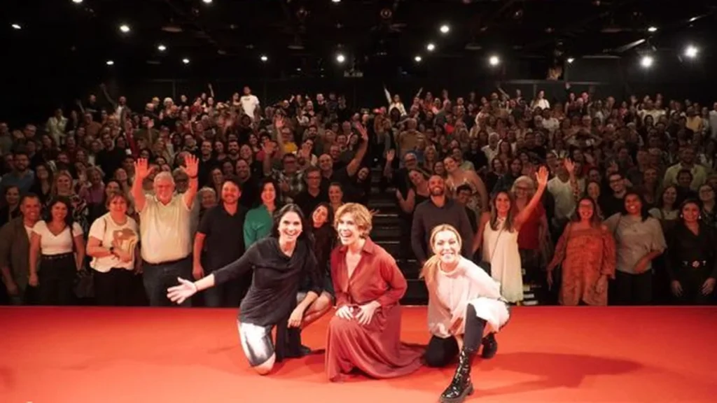 Júlia Rabello, Maria Clara Gueiros e Priscila Castello Branco apresentam a comédia "Agora é que são