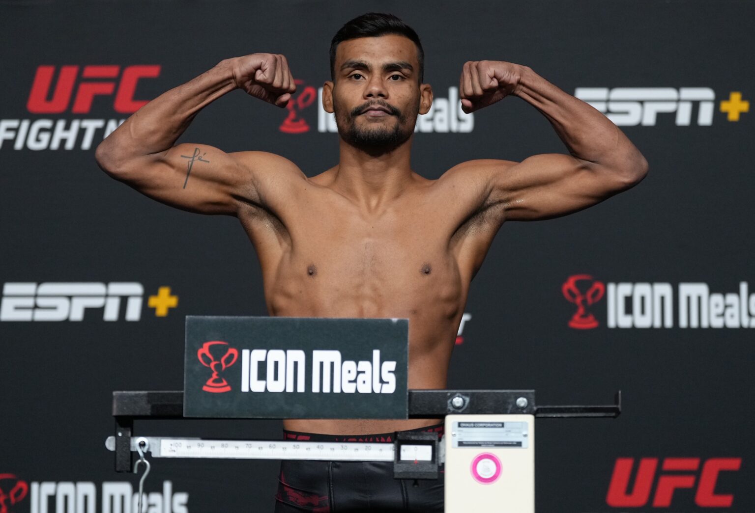 Raulian Paiva Retorna aos Ringues: Encontro com Ben Woolliss no Dirty Boxing Championship