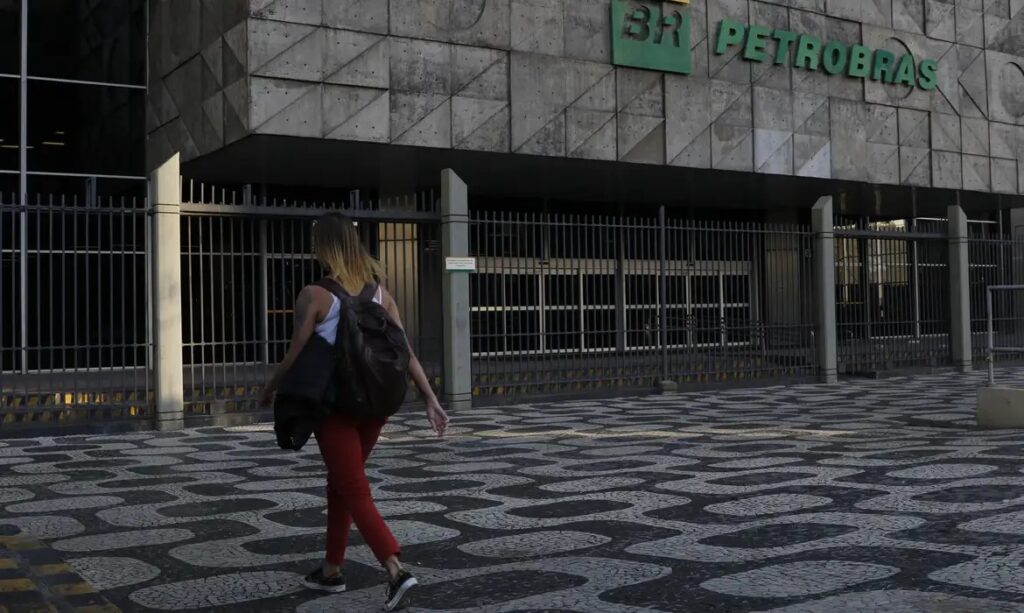 Petrobras Confirma Vazamento de Fluido: Segurança Garantida nas Operações