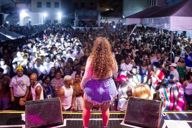 Verão na Bahia: Aila Menezes e Samba de Oyá Agitam o Pelourinho