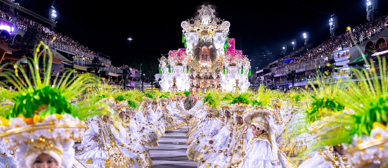 Mangueira Celebra o Marabaixo: Uma Homenagem Cultural da Amazônia na Sapucaí