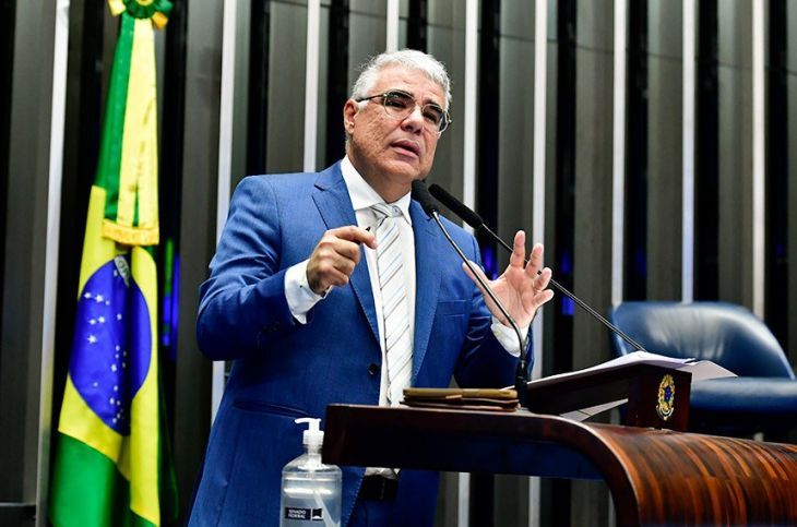 Senador Eduardo Girão doa salário em protesto contra Davi Alcolumbre