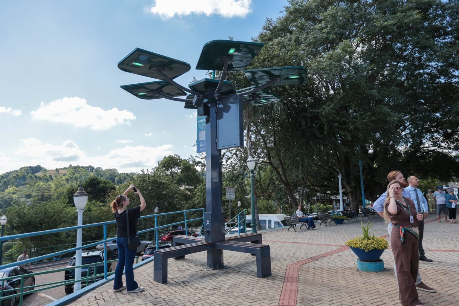 Araucária Digital: Totem Inova Conectividade e Segurança em Espaços Públicos