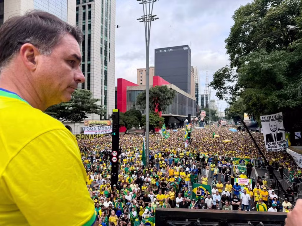Ato 'Acorda, Brasil' Une Flávio Bolsonaro e Governadores contra Lula