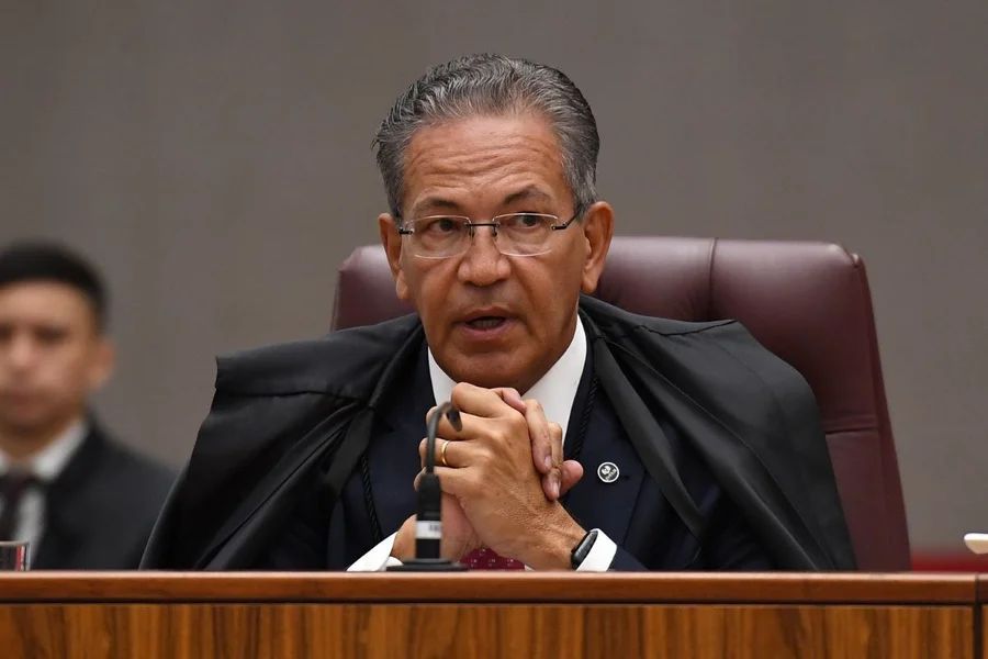 Ministro do STJ Intervém com Mata-Leão Durante Voo Aterrorizante