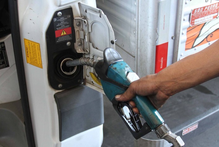 Desaceleração do Diesel em Abril: Uma Análise do Impacto das Tensões EUA-Irã