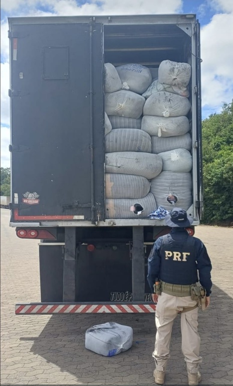 PRF Apreende Carga Irregular de Confecções Estrangeiras na BR-251 em Montes Claros