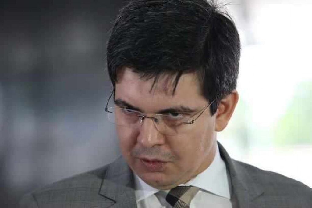 Randolfe Rodrigues Enfrenta Desafios no Senado: Pesquisa Aponta Queda de Popularidade