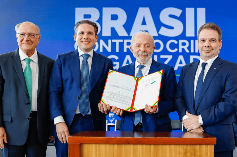 Lançamento do Programa Brasil Contra o Crime Organizado pelo Governo Lula
