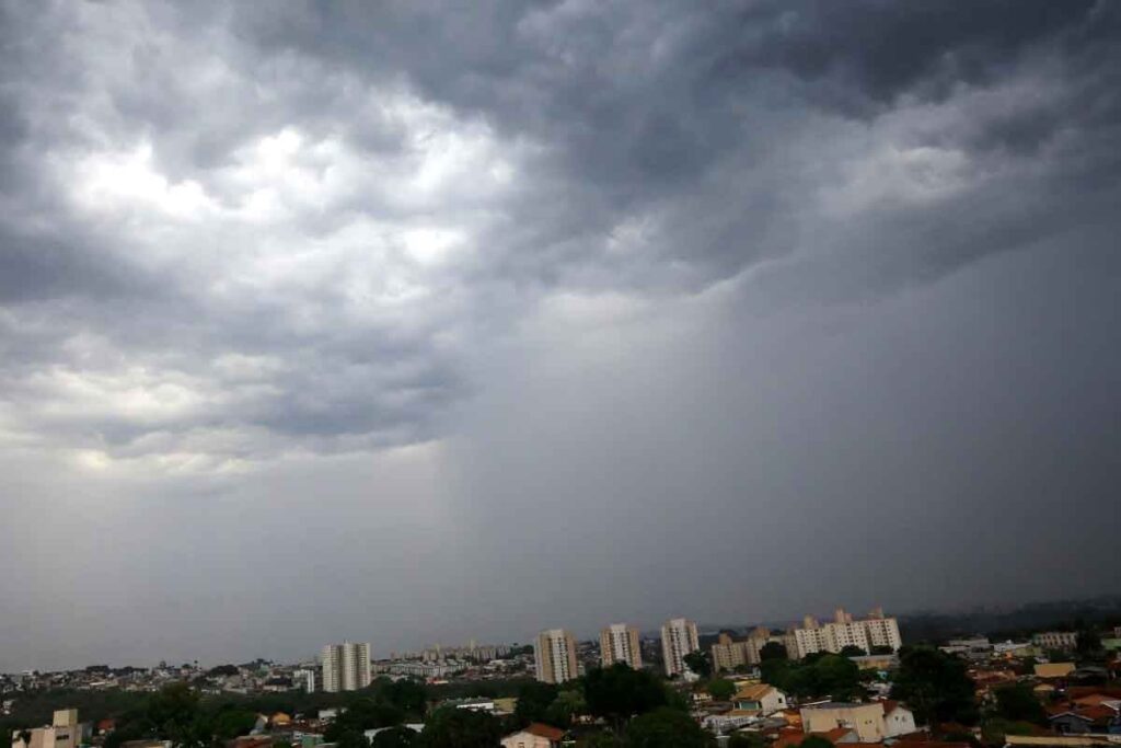 Previsão do Tempo: Terça-feira (12) com Chuva na Região Norte