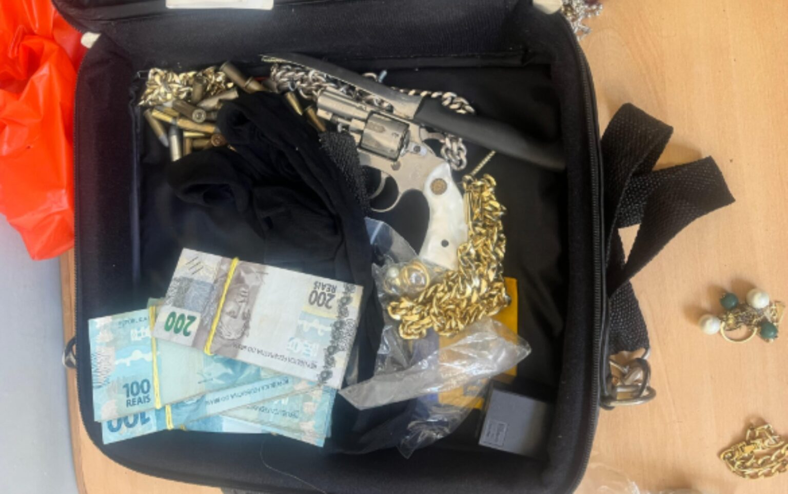 Assalto em Ribeirão Preto: Ladrões levam R$ 4 milhões em joias e são presos com ajuda da faxineira