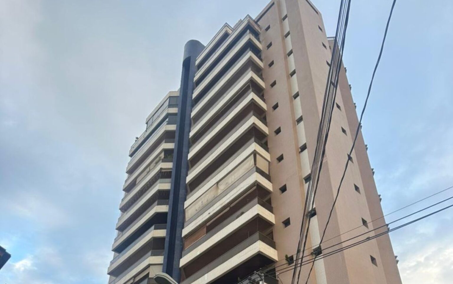 Menino de 4 anos sobrevive após queda do 10º andar em Ribeirão Preto, SP