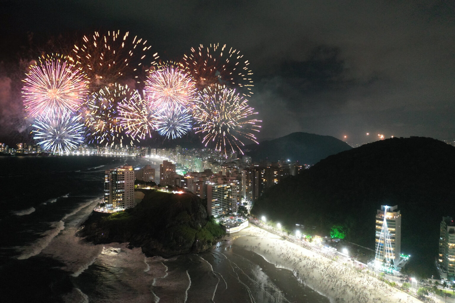 Réveillon em Guarujá: Expectativa de 1 Milhão de Turistas e 20 Minutos de Fogos