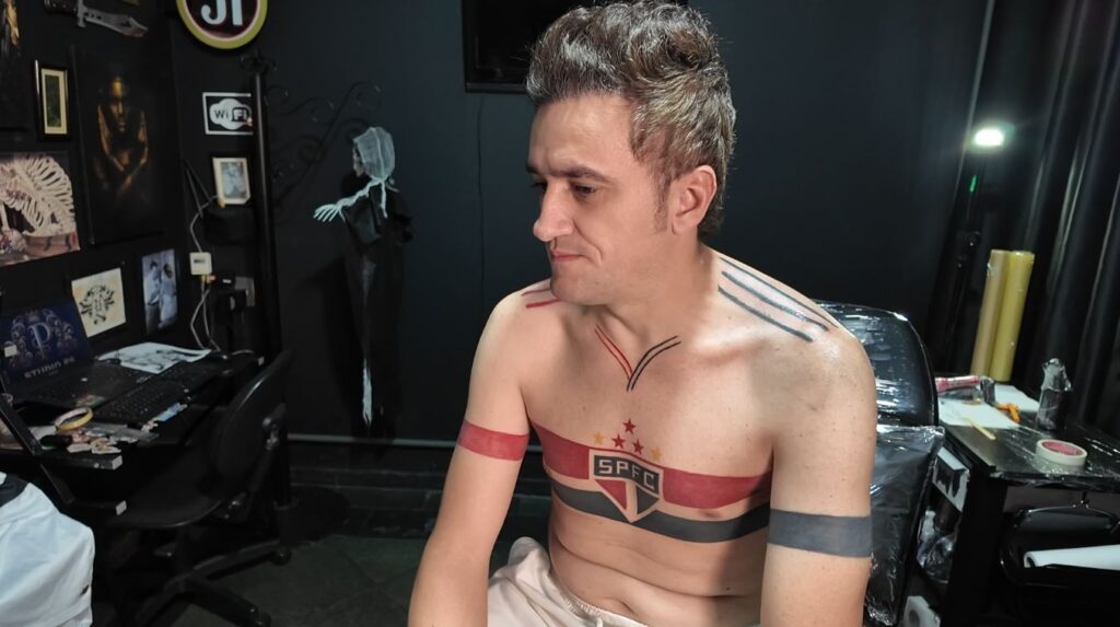 Torcedor Exibe Camisa do São Paulo em Tatuagem: Uma Prova de Amor pelo Clube