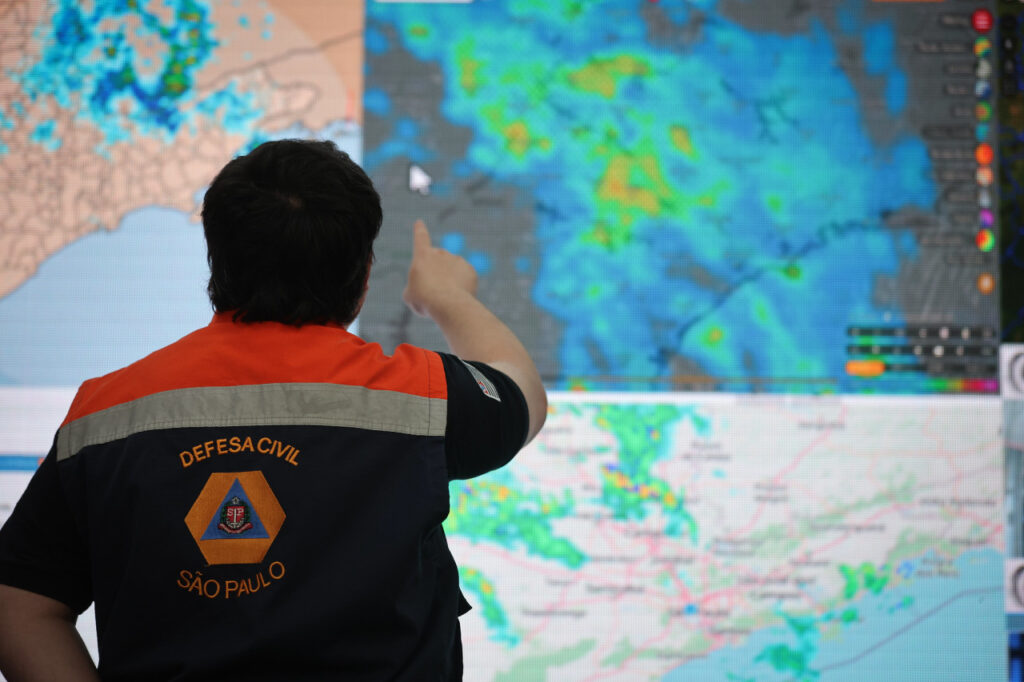 Defesa Civil de SP emite alerta para chuvas intensas e temporais nesta sexta-feira (30)