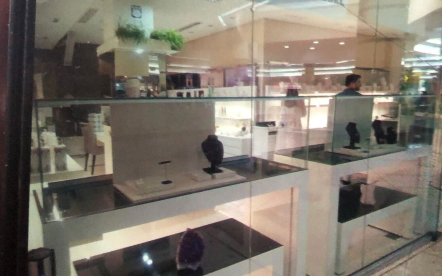 Furto Bilionário em Joalheria: Ladrões Usaram Hotel como Base e Esconderam Joias em Telhado