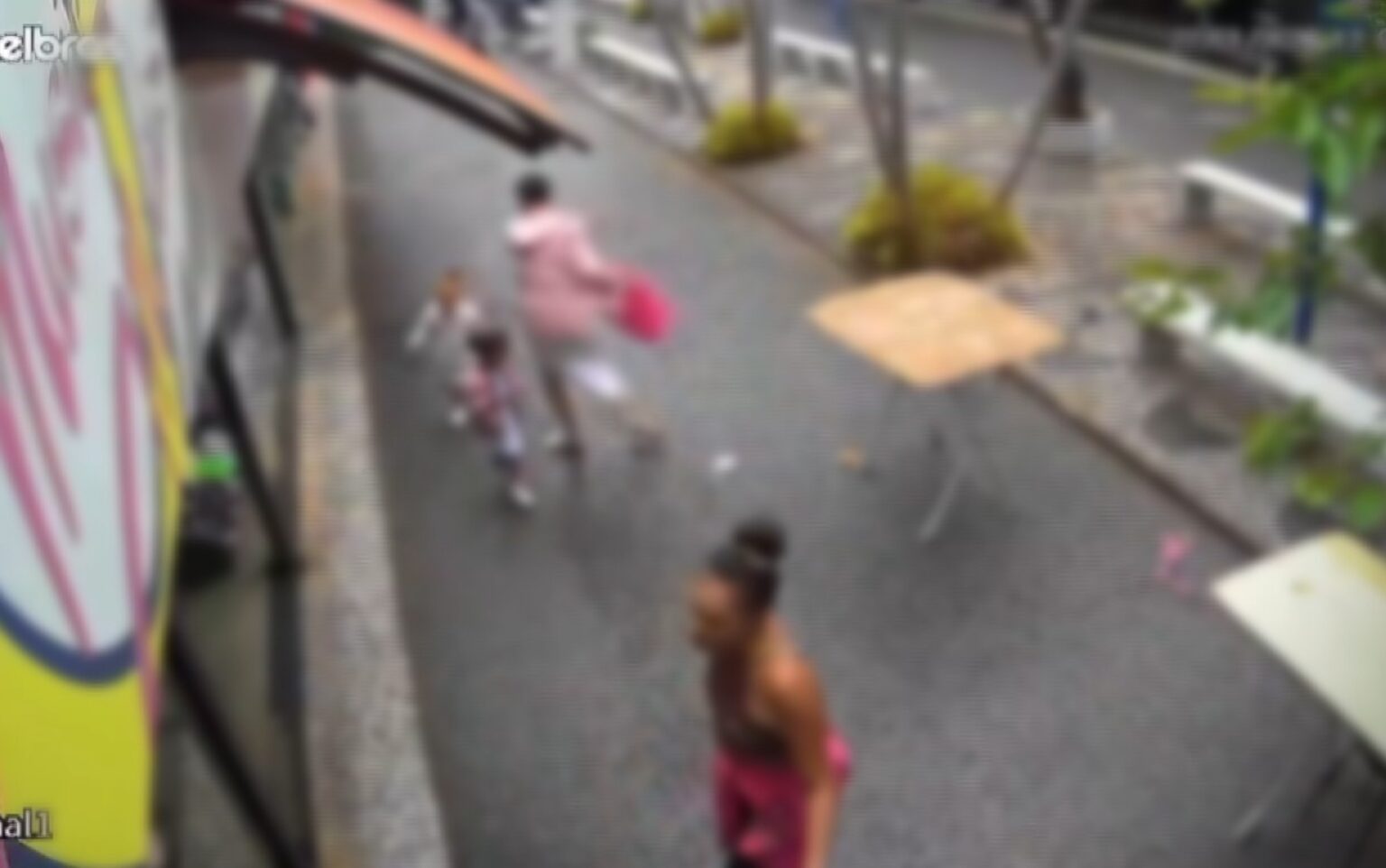 Mãe Agride Filha em Calçadão de Franca: Investigação é Iniciada após Vídeo Viralizar Mãe Agride Filha em Calçadão de Franca: Investigação é Iniciada após Vídeo Viralizar