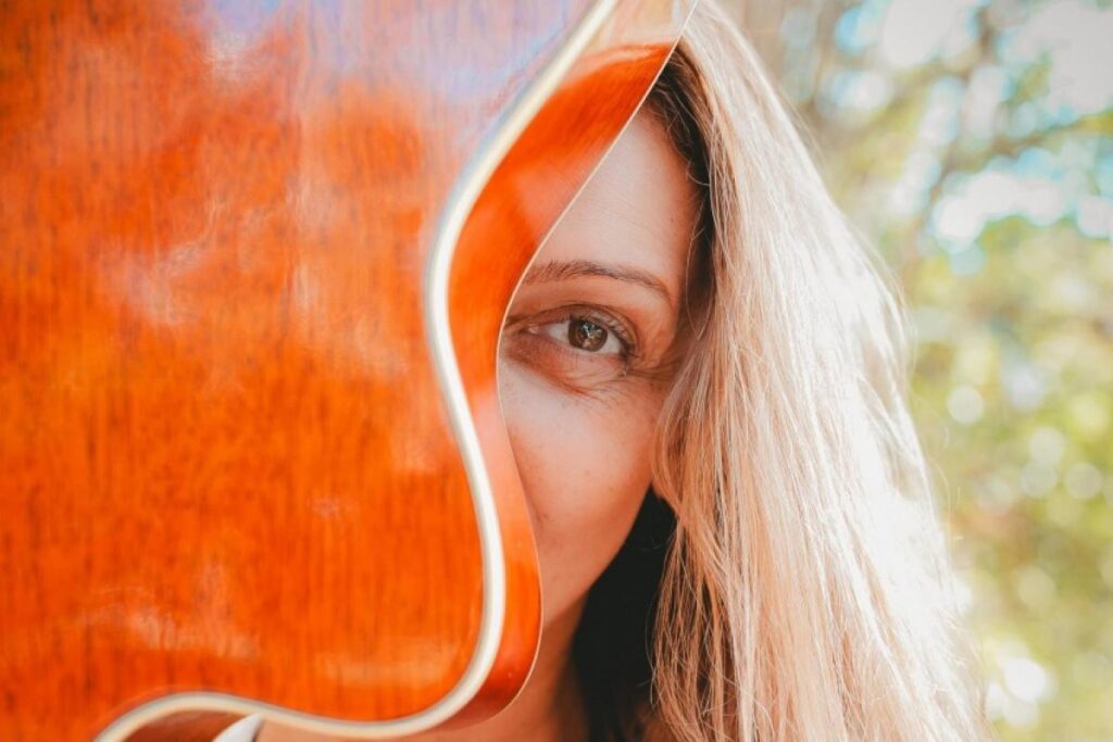 Paula Velozo Lança 'No Meu Quintal': Um Álbum que Encanta e Reafirma a MPB